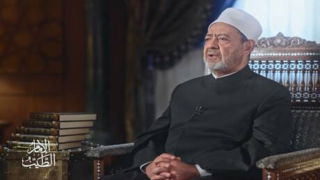 رد فعل غير متوقع لرئيس أركان الجيش الباكستاني لحظة رؤيته شيخ الأزهر.. عاجل 