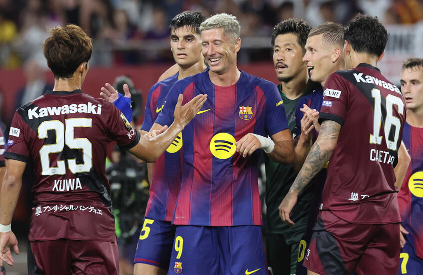 ليفاندوفسكي يرحب بالدوري السعودي.. ويحدد توقيت القرار