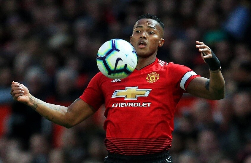 قائد مانشستر يونايتد السابق ينقذ رجلا من محاولة انتحار (فيديو)