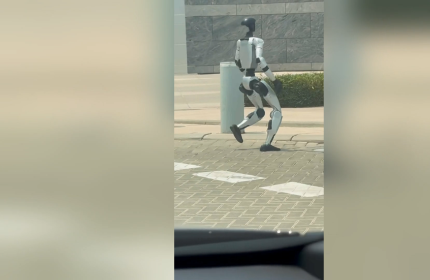 رصد روبوت يركض عبر شارع دبي