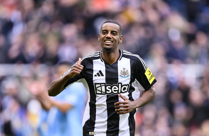 نيوكاسل يونايتد يرفض عقد أغلى صفقة في تاريخ الكرة البريطانية مع ليفربول لضم إيزاك!