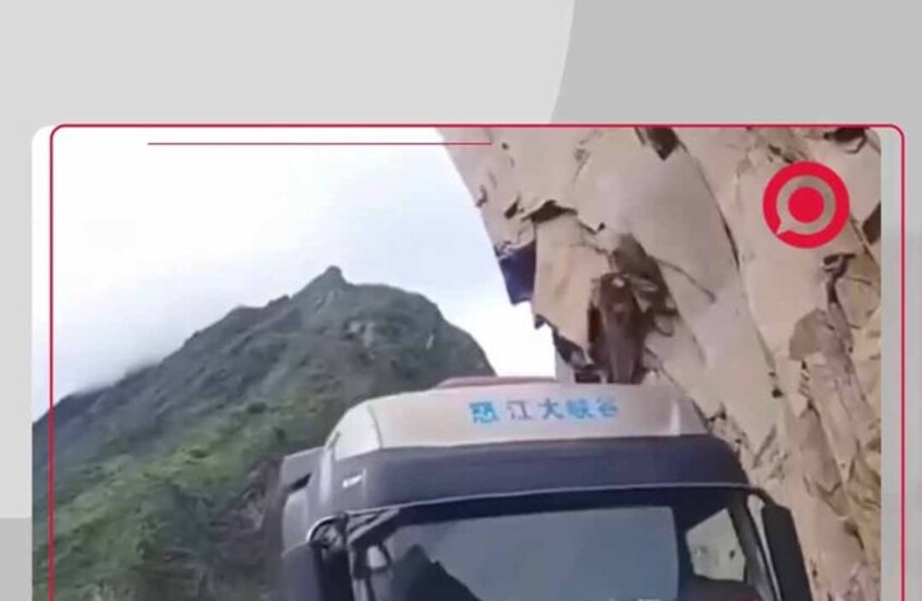 سقوط صخور يدمر شاحنة على ممر جبلي في التبت بالصين