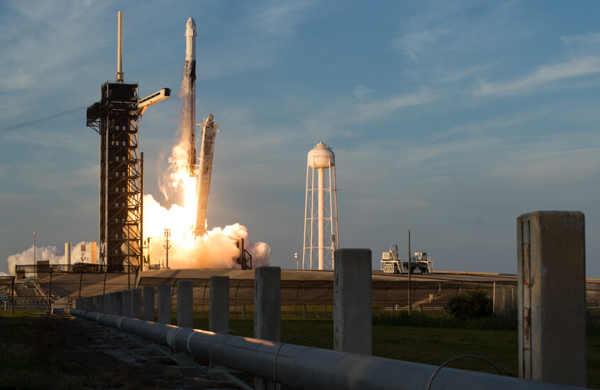 مشاهد توثق انطلاق مركبة الفضاء الأمريكية "كرو دراغون" لشركة "سبيس إكس" وعلى متنها رائد فضاء روسي