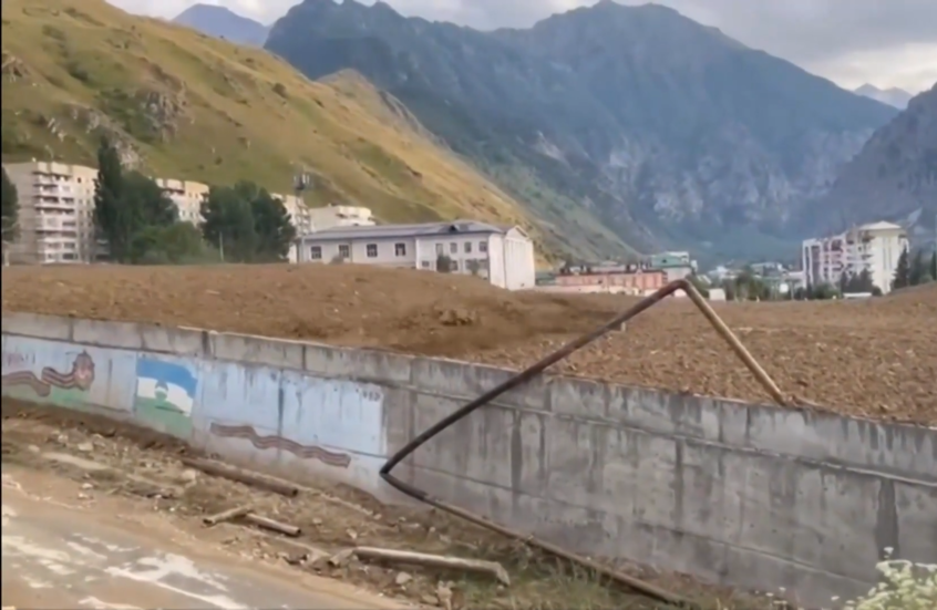 تدفق طيني قوي يجرف كل ما بطريقه في تيرنيوز الروسية