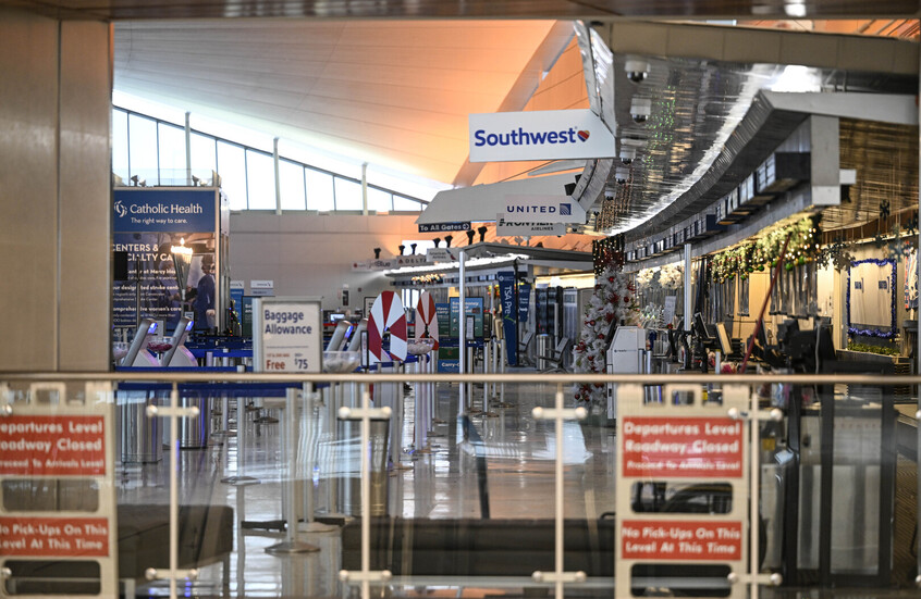 راكب مخمور يحول مطارا في نيويورك إلى ساحة فوضى! (فيديوهات)