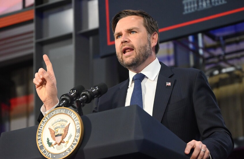 نائب رئيس الولايات المتحدة يكشف عن "هوسه" بالأجسام الطائرة المجهولة