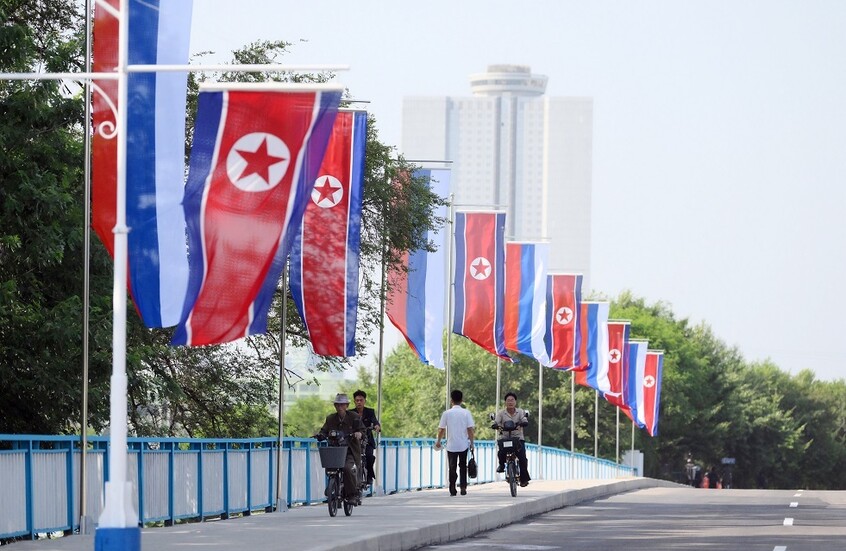 شابة روسية تشتري "صاروخا نوويا" خلال زيارتها لكوريا الشمالية