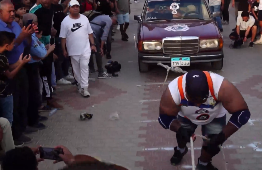 المصارع المصري كابونجا يجرّ 20 سيارة في محاولة لتحطيم رقم غينيس القياسي