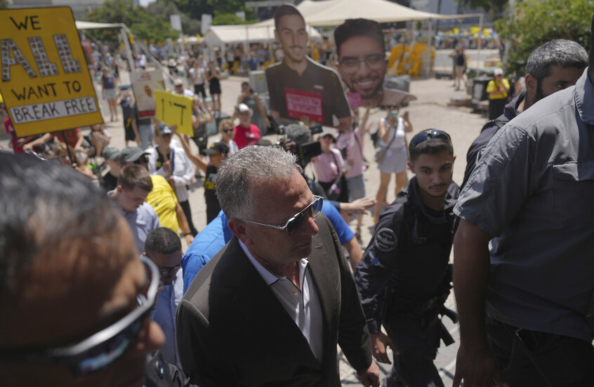 صحيفة إسرائيلية تكشف ما دار بين ويتكوف وعائلات الأسرى.. هجوم شرس على حكومة نتنياهو وتصريح صادم