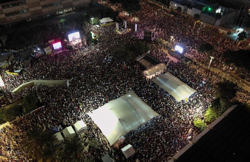 آلاف الإسرائيليين يتظاهرون وسط تل أبيب لوقف الحرب وتبادل الأسرى