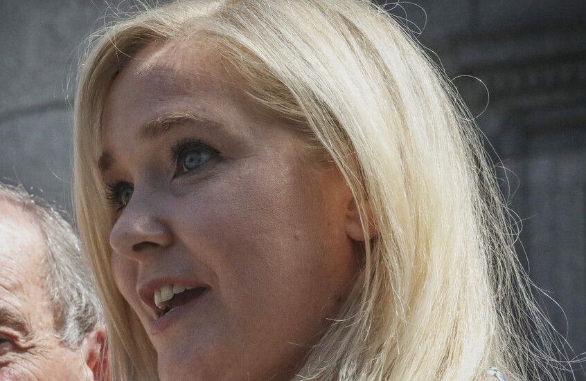 عائلة ضحية إبستين الشهيرة تطالب بنشر وثائق القضية بالكامل وتدعو لترك شريكته "تتعفن في السجن"