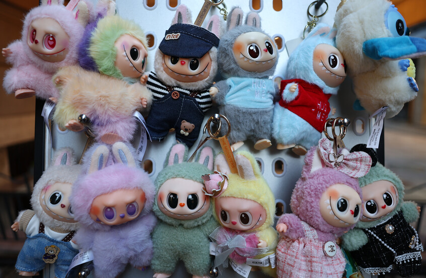 بيعت أغلى دمية "لابوبو" في العالم.. كم بلغ سعرها وكيف بدا شكلها؟ (صور)