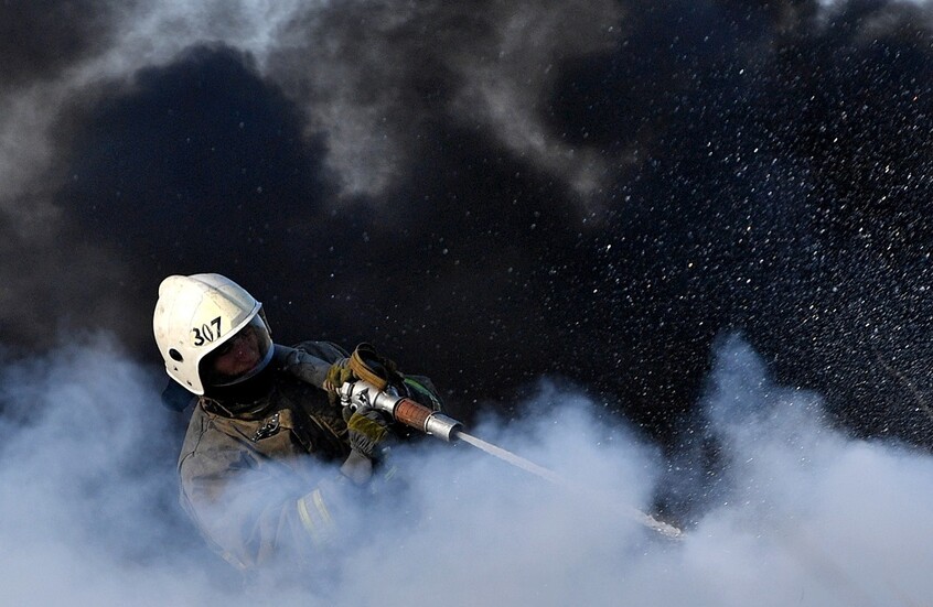 النيران تشتعل في خزان وقود سعة 2000 متر مكعب في سوتشي بعد سقوط مسيرة جوية