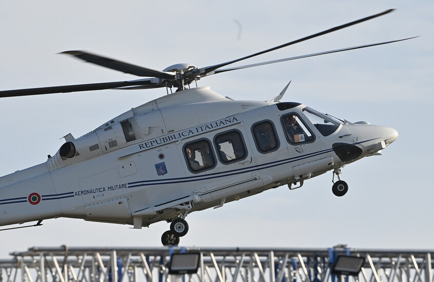 البابا ليو الرابع عشر يصل بمروحية على طريقة نجوم الروك لحضور وقفة صلاة مفتوحة في روما (فيديو)