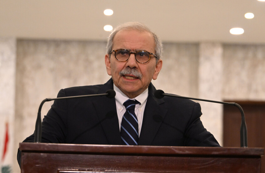 رئيس الحكومة اللبنانية يتأثر ويذرف الدموع  بسبب "صرخة أم" في جلسة حوارية عن انفجار المرفأ.. (فيديو)