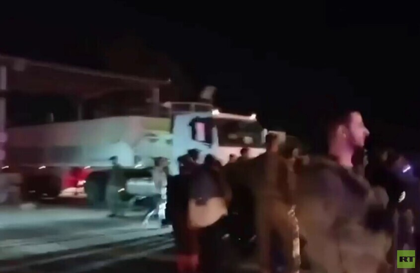 مستوطنون إسرائيليون يقطعون طريق شاحنات نقل الطحين المتجهة إلى قطاع غزة