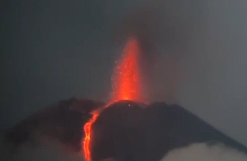 البركان الأشد نشاطا في أوراسيا يستيقظ من سباته (فيديو)
