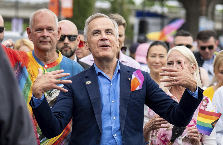 رئيس وزراء كندا يحتضن رجلا شبه عار في مسيرة للمثليين ويصبح مادة للسخرية (صور)