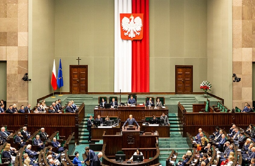 نائب بولندي يحتج على ترديد شعار "المجد لأوكرانيا" النازي في البرلمان