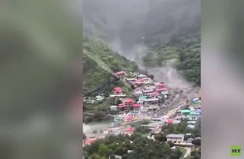 مياه الفيضانات تجرف المنازل في مدينة أوتاركاشي الهندية