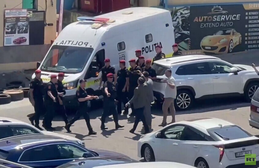 نقل يفغينيا غوتسول من مبنى المحكمة إلى السجن في عربة شرطة تحت حراسة مشددة