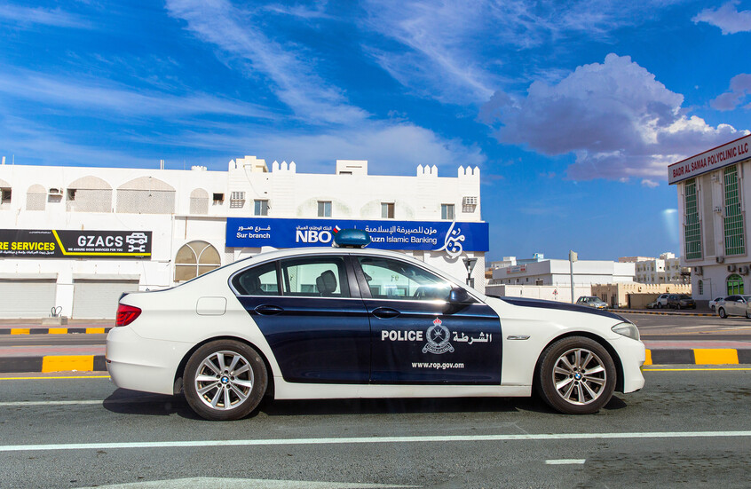 "بينهم متورطون في الاتجار بالبشر".. شرطة سلطنة عمان تعلن القبض على عدة أشخاص من جنسيات آسيوية