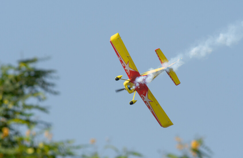 الجزائر.. مقتل 4 أشخاص في سقوط طائرة بمطار جيجل