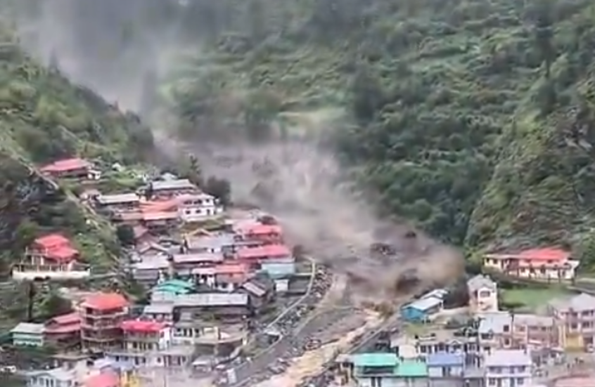 لحظات الرعب في أوتاراخند.. سيول مدمرة تجرف قرية هندية وتبتلع المباني (فيديو)