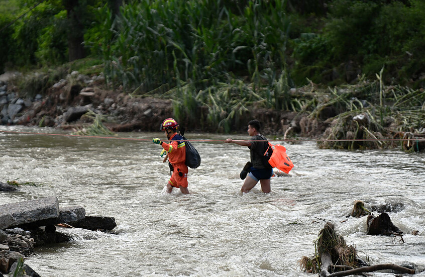 الصين.. انهيار أرضي يتسبب في فقدان سبعة أشخاص وإصابة آخرين (فيديو)