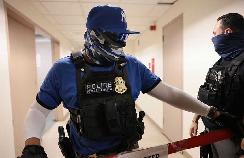 تحقيق يكشف أكثر من 500 انتهاك لحقوق الإنسان في مراكز احتجاز المهاجرين الأمريكية