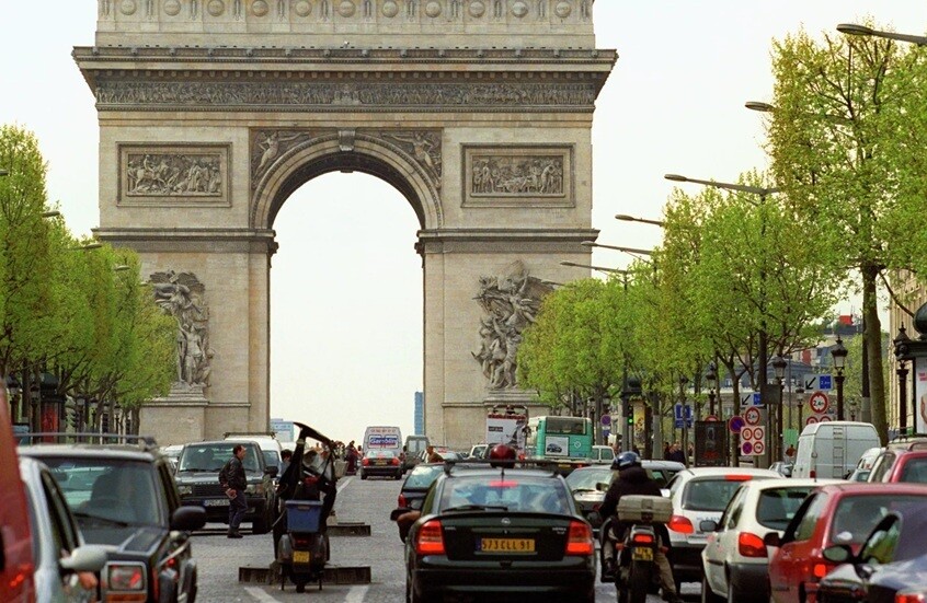 فرنسا تلغي إقامة رجل عربي أشعل سيجارة من "الشعلة الأبدية" في باريس (فيديو)