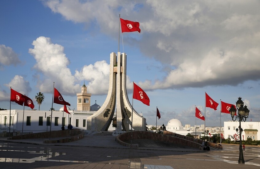 رد تونسي على سائحة بريطانية زعمت تعرضها للتحرش في سماء سوسة