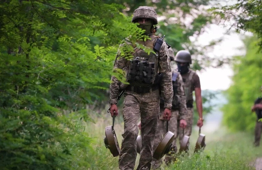 القوات الأوكرانية تبني تحصينات حول مدينة سومي