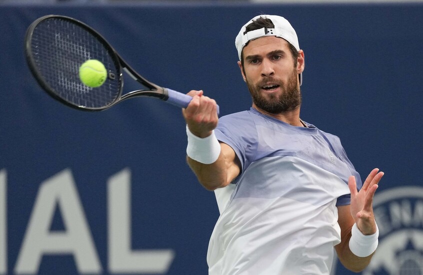 الروسي خاشانوف يقصي المصنف الثالث عالميا ويتأهل لنهائي بطولة تورونتو