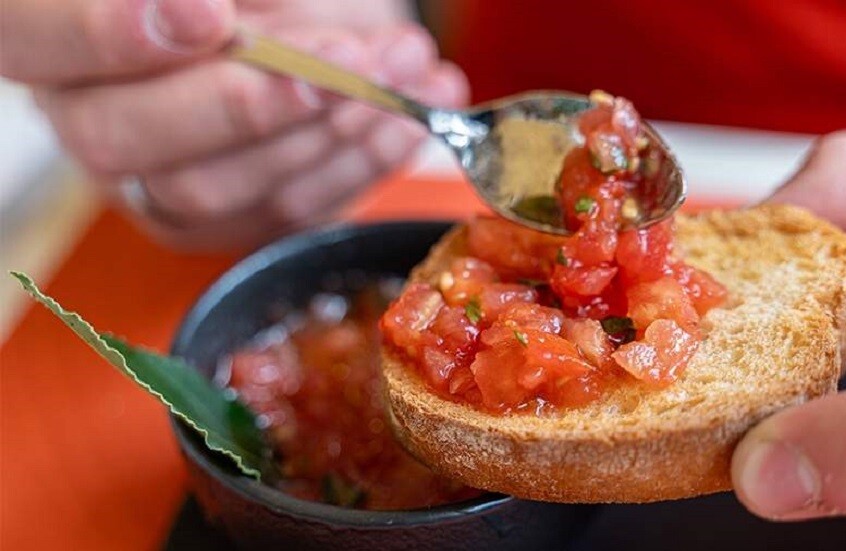 العوامل الغذائية وتأثيرها في تقلبات المزاج بعد الأكل