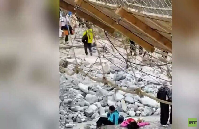 حادث مروع في الصين.. سقوط سياح من جسر معلق