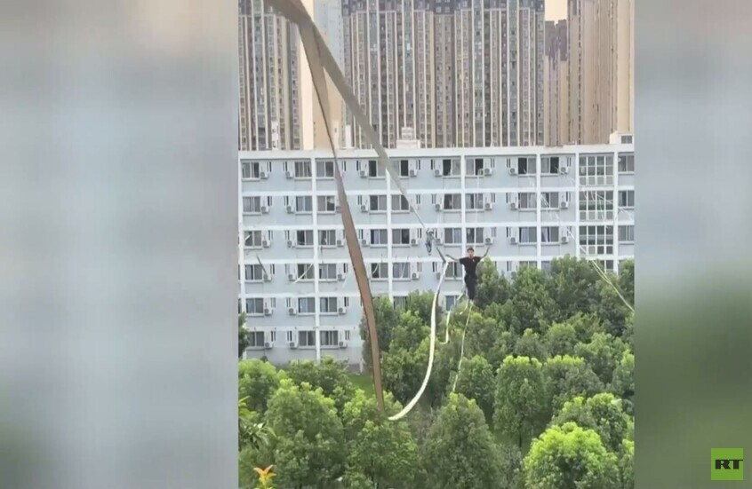 لقطات تحبس الأنفاس لتنقل طلاب صينيين على الحبال بين مباني جامعتهم العالية في سيتشوان