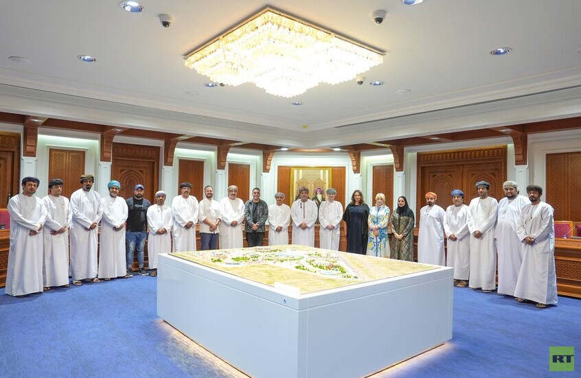 سلطنة عُمان.. صحفيون روس يلتقون محافظ ظفار