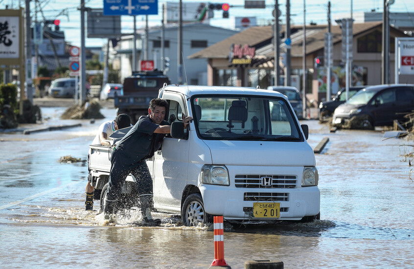 فيضانات وانهيارات جنوب اليابان تهدد 360 ألف شخص وتشل حركة النقل (فيديوهات)