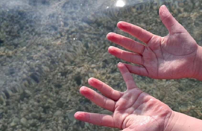 لماذا تتجعد أصابعنا في الماء؟.. تفسير طبي