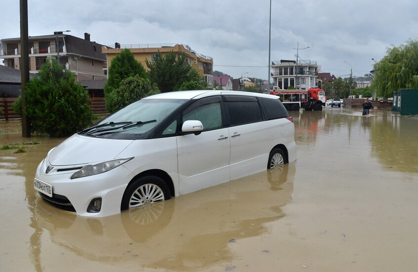 أمطار غزيرة تسبب فيضانات في سوتشي وانهيارات طينية في أبخازيا! (فيديو)