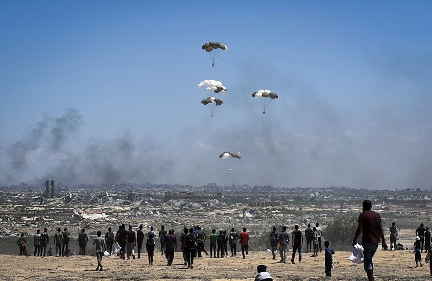 غزة.. مساعدات من "السماء" تصيب طفلا معيلا لأبيه المشلول (فيديو)
