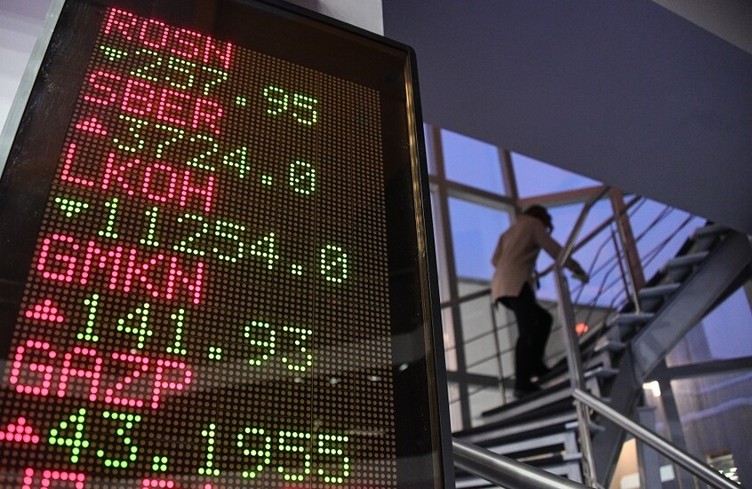 سوق الأسهم الروسية تتسارع في النمو وسط أنباء عن موعد لقاء بوتين وترامب