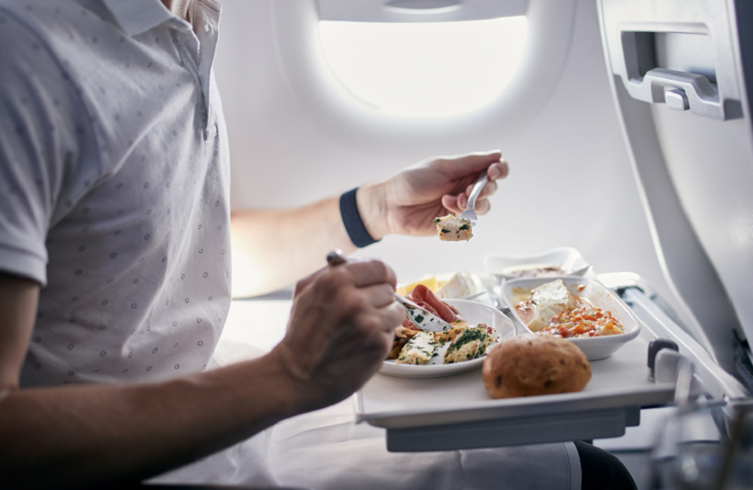 لماذا ينبغي تجنب تناول طعام الطائرات.. الحقيقة الصادمة!