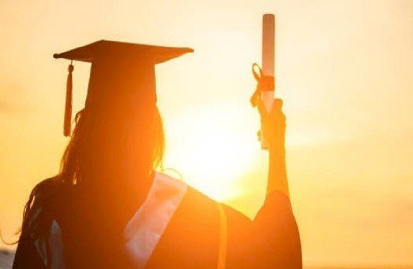 بعد 17 عاما من التفرغ لرعاية ابنها.. أردنية تقدم امتحانات التوجيهي معه وتتفوق