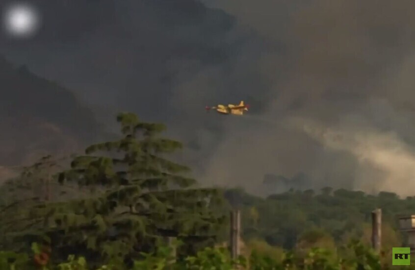 إيطاليا.. حريق يلتهم غابات فيزوف