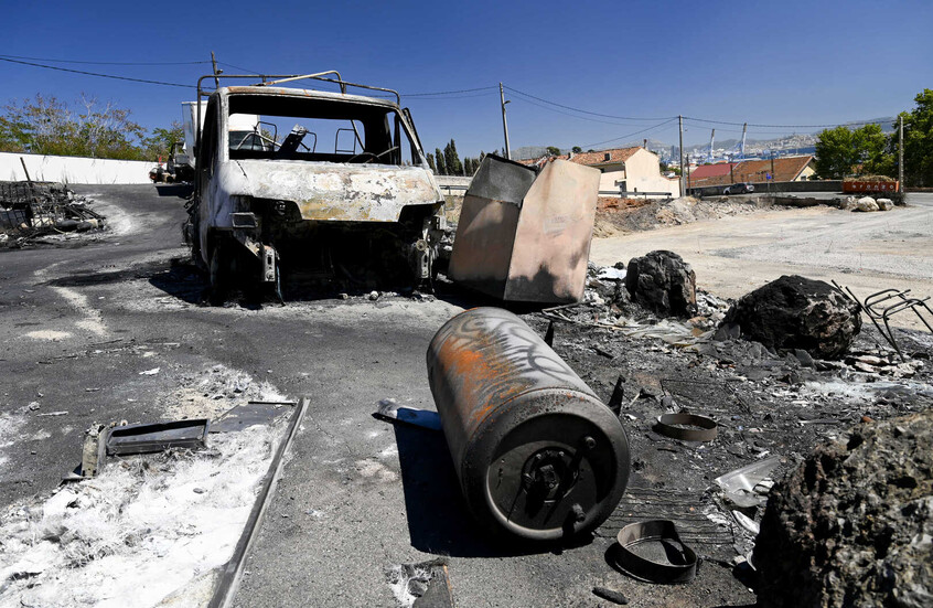 الأكبر منذ 1949.. رجال الإطفاء يواصلون العمل للسيطرة على أسوأ حريق غابات تشهده فرنسا (صور + فيديو)