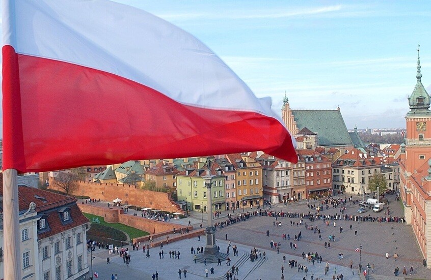 المفوضية الأوروبية تطالب وارسو بتوضيح التجاوزات المحتملة في توزيع أموال الخطة الوطنية للتعافي