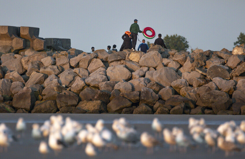 فرنسا.. إنقاذ 15 مهاجرا إريتيريا اختبأوا في شاحنة تبريد متجهة لبريطانيا