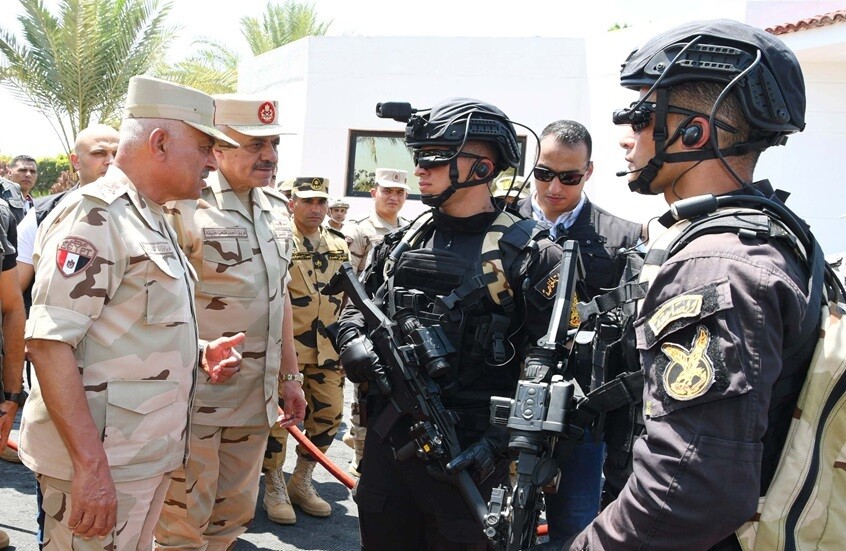 مصر.. وزير الدفاع يطالب قوات الصاعقة والمظلات بالاستعداد القتالي